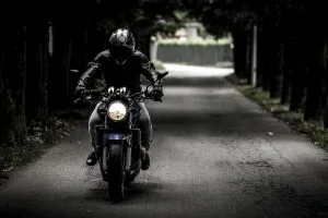 une personne conduit une moto